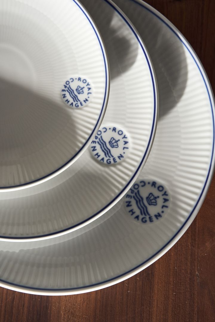 Blueline tallerkener fra Royal Copenhagen i klassisk blått og hvitt.