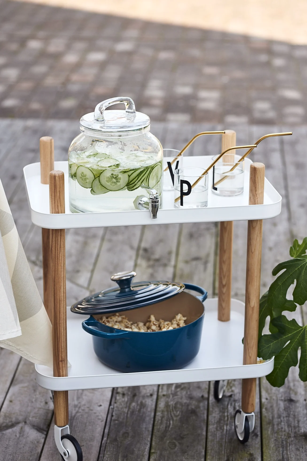 En drikkestasjon for festens minste med glasskrukke med kran fylt med smaksatt vann og glass fra Design Letters.