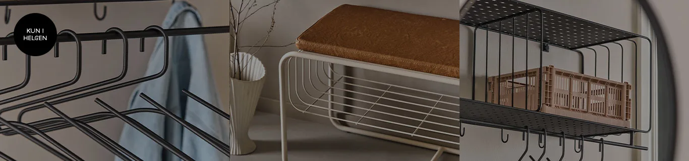 Kleshengere med et klistremerke som sier "KUN I HELGEN", en hvit skobenk med brunt sete, og en sort perforert hylle med en oppbevaringskasse.