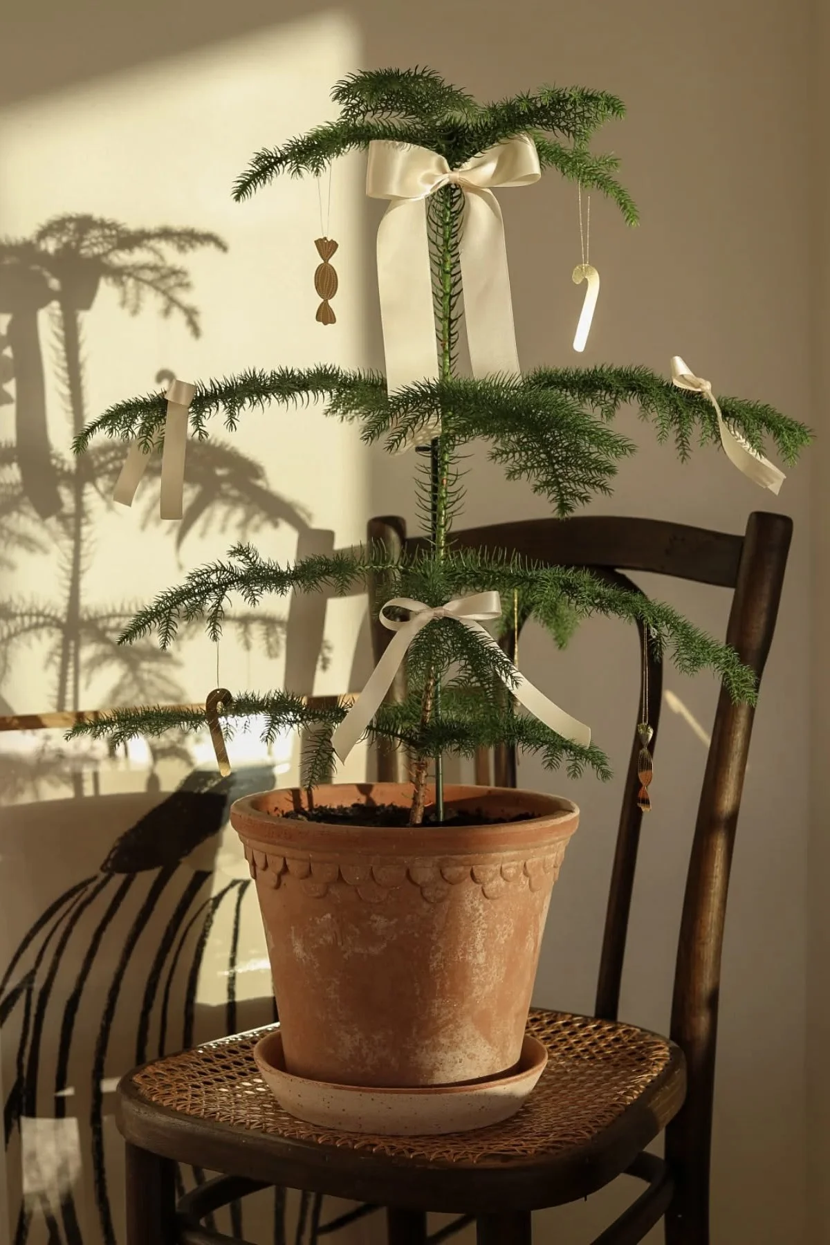 Enkle lysestaker, som Valley-lysestaken fra Scandi Living du ser her, er den perfekte tillegg til enhver minimalistisk julepyntet hjem.