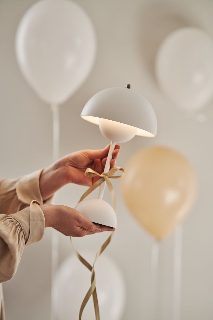 Gi bort en portabel bordlampe - her Flowerpot VP9 fra &tradition, en tidløs designgave. 