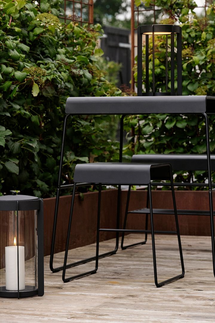 Bordet og krakken fra Zone Denmarks utendørskolleksjon kan plasseres på en terrasse.