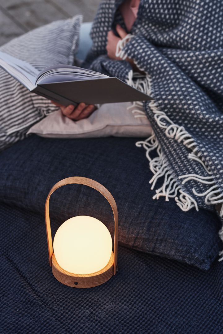 Tips til koselig uteplass - innred uteplassen din med koselig belysning som Carrie bærbare bordlampe som du kan ta med deg overalt.
