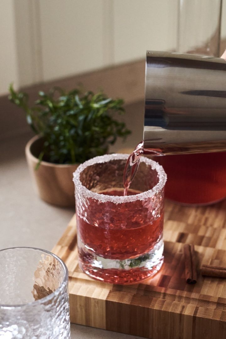 Typer cocktailglass - her ser du en cocktail med juletema i Holmegaard Forma tumbleren.