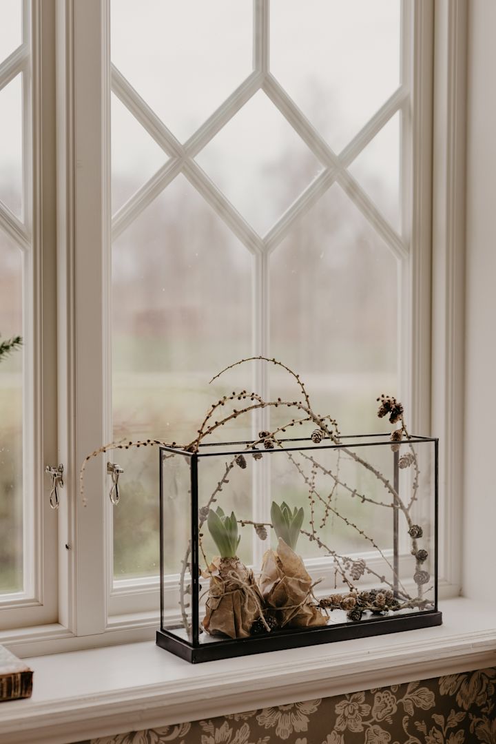 Pynt pakker og lys med tørkede juleblomster - helt perfekt for juleverkstedet for voksne og barn. Foto: Johanna Berglund @snickargladjen