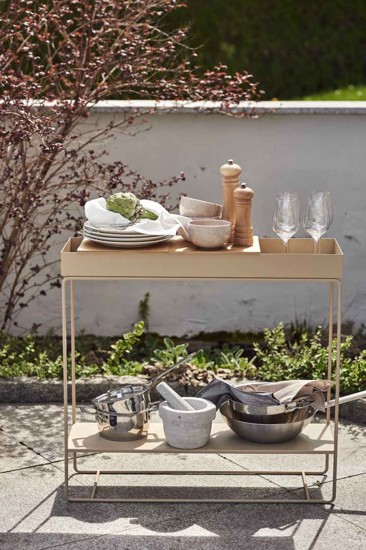 Beige Plant Box fra Ferm Living er den perfekte interiørdetaljen til utekjøkkenet ditt, med plass til tallerkener, kjeler, vinglass og bestikk.
