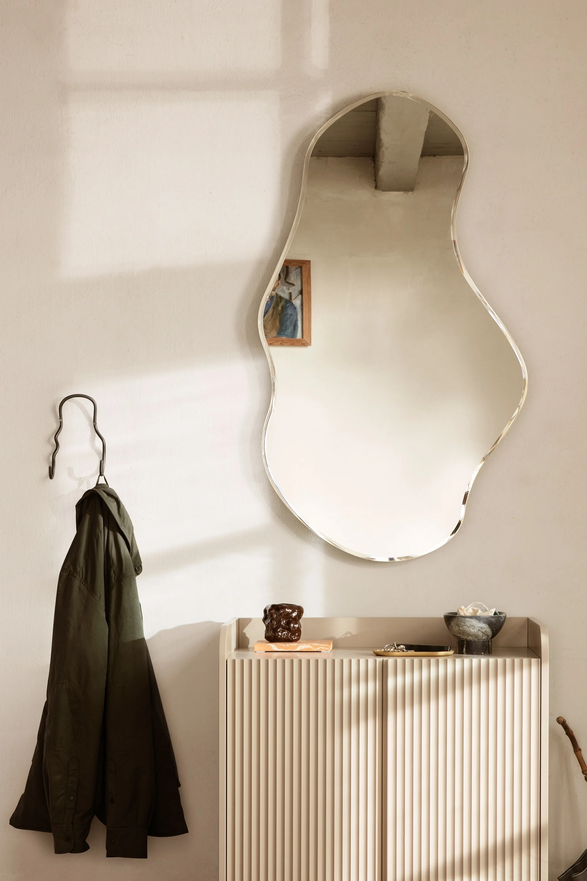 Innred med speil for et luksuriøst hjem - her er Pond-speilet fra Ferm Living i en leken form som gir badet ditt et trendy preg.