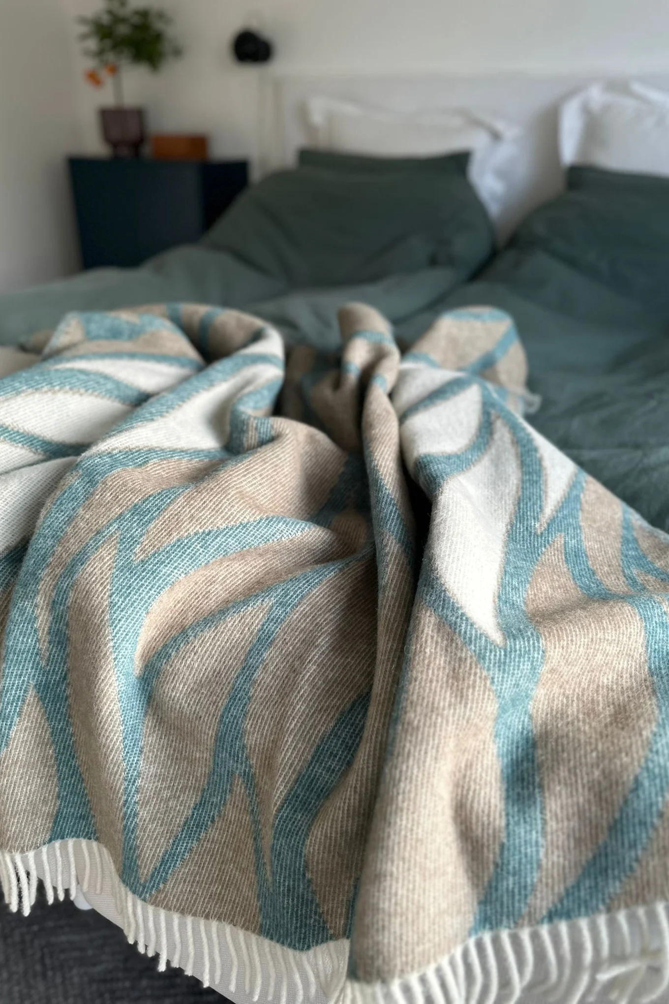 Smaragdgrønn og blågrønn er viktige fargetrender for interiør i 2026. Her ser du et smaragdgrønt sengeteppe fra Classic Collection.
