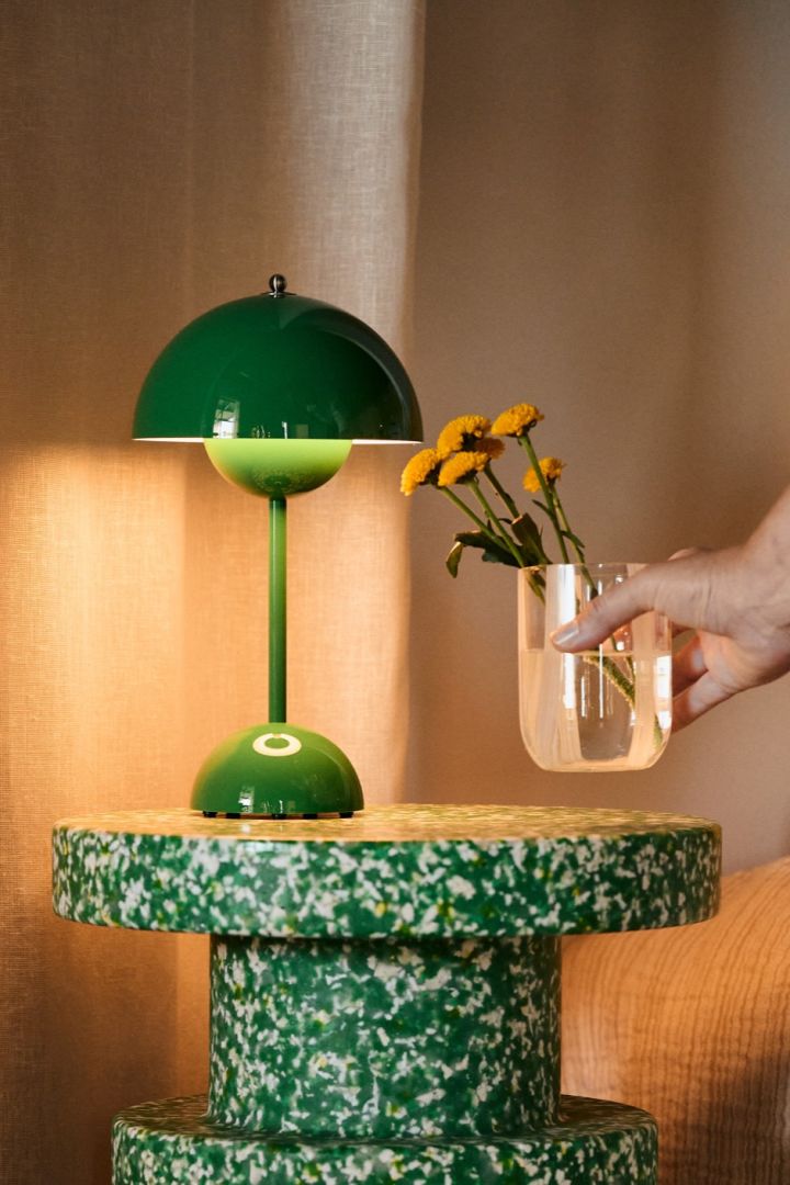 Den bærbare soppbordslampen VP9 fra &Tradition i en vakker grønnfarge.