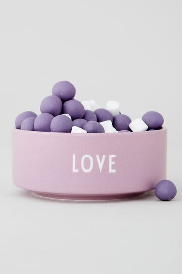 Valentinsdagen hjemme: Vis din kjærlighet ved å gi praliner sammen med en matchende skål, for eksempel Love-skålen fra Design Letters.