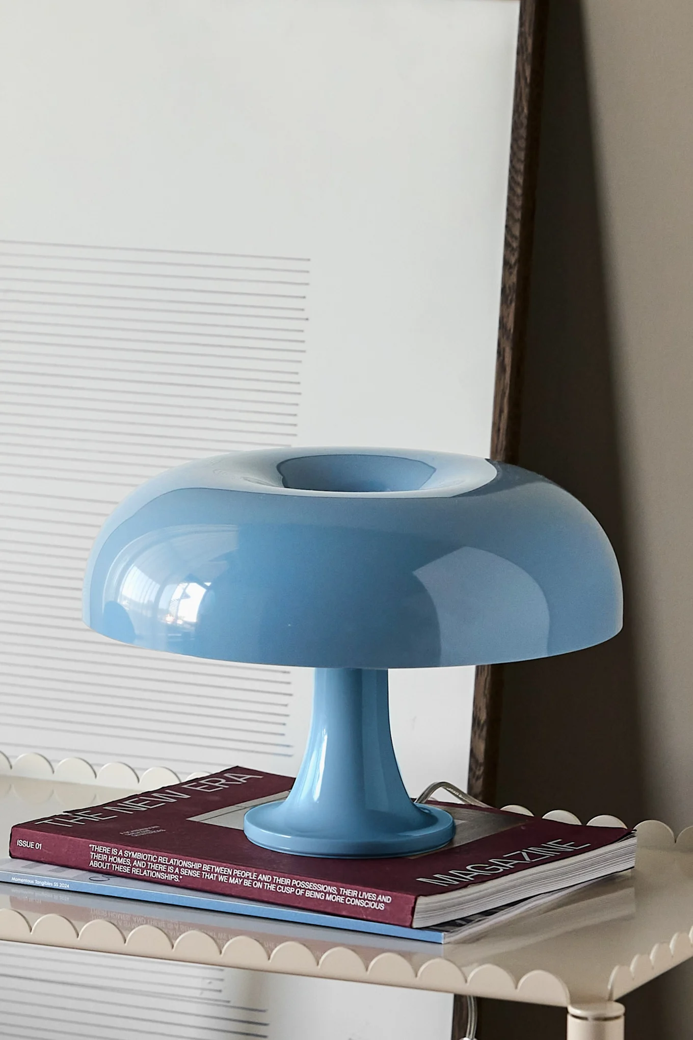 Nessino i lyseblå farge fra Artemide – en strålende favoritt å innrede med i tråd med interiørtrender 2025.