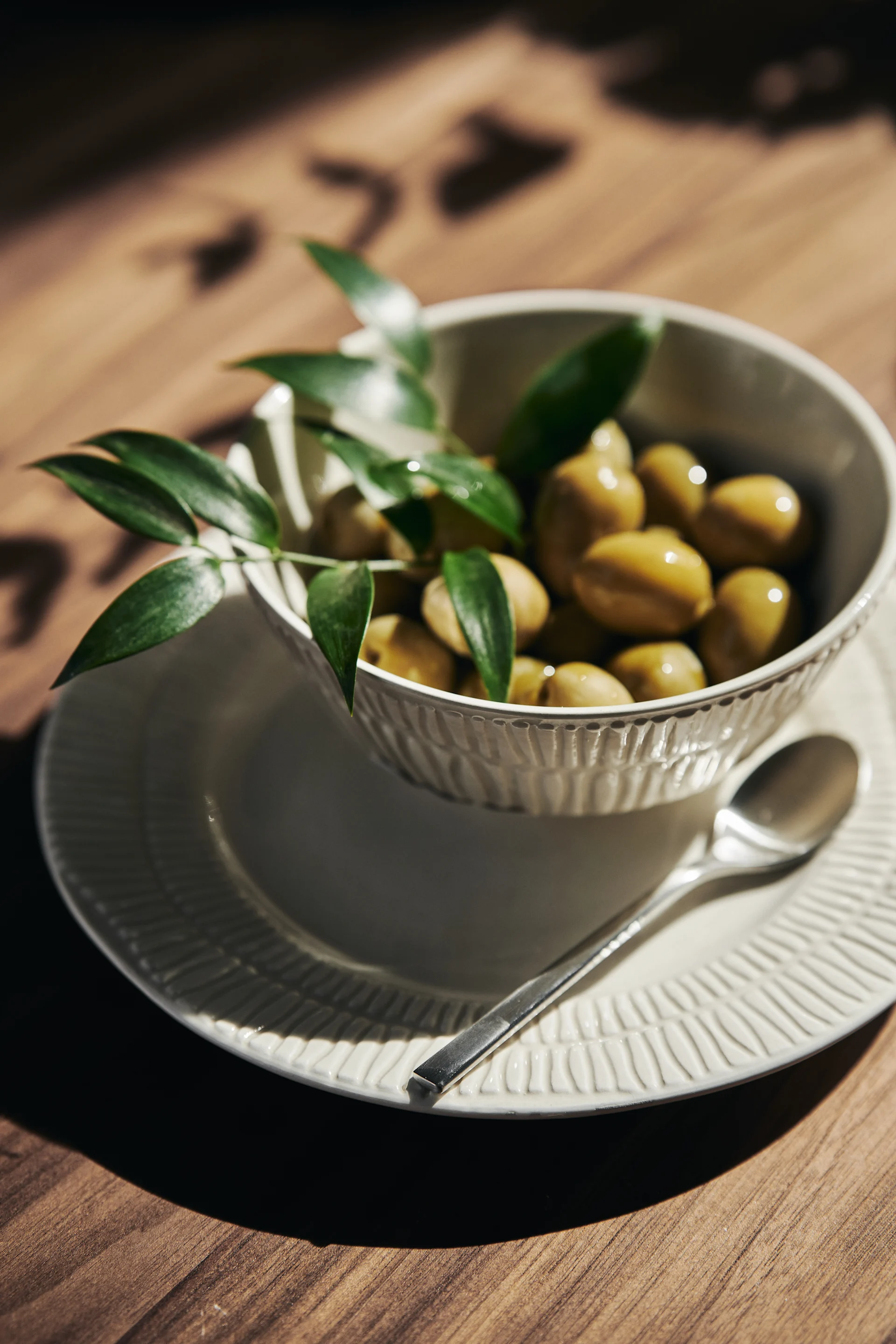 Dekk bordet med blå skåler og tallerkener fra Mateus-seriene MSY, Oyster, Lace, Basic og Bubbles.