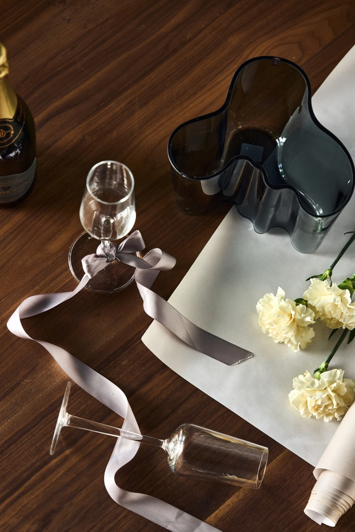 Kreative gaveideer til en forlovelse. Her ser du Alvar Aalto-vasen ovenfra, slik at du kan se den vakre formen, med Essence champagneglassene, begge fra Iittala.