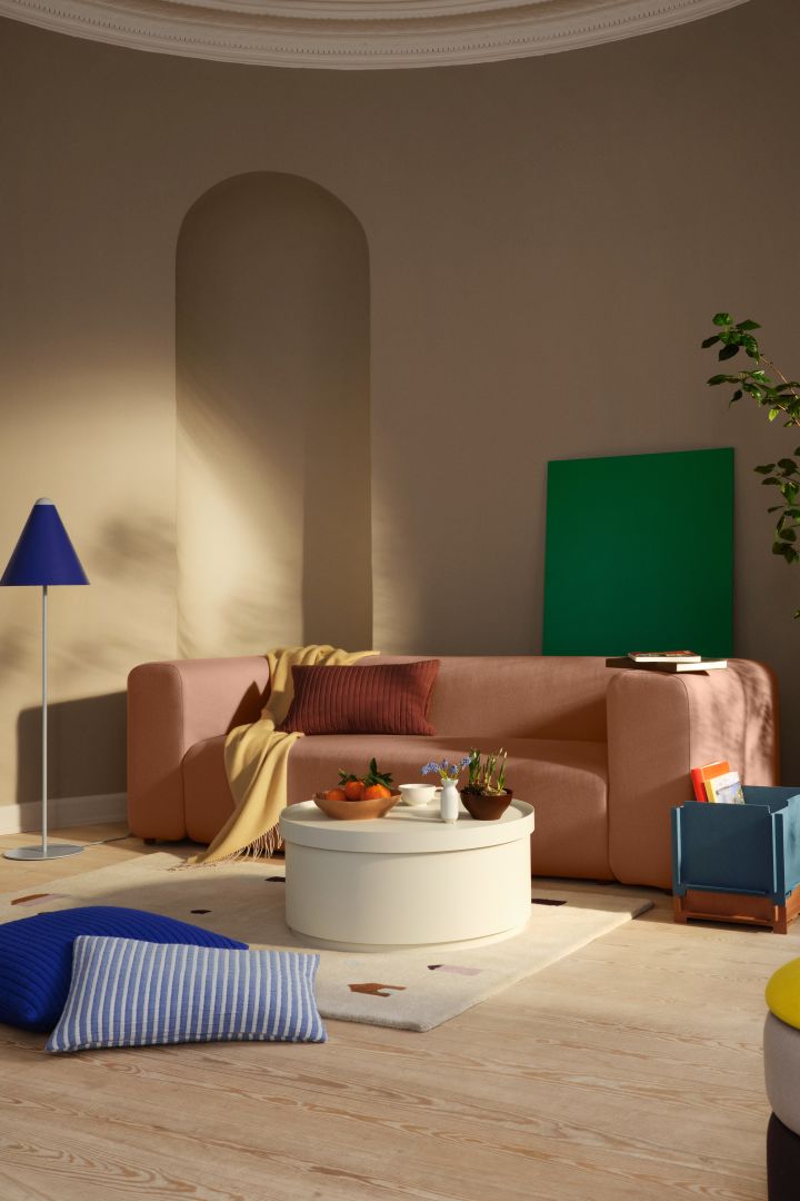 Fargerik stue med møbler i de trendy fargene koboltblå, gul, fersken og grønn. 
