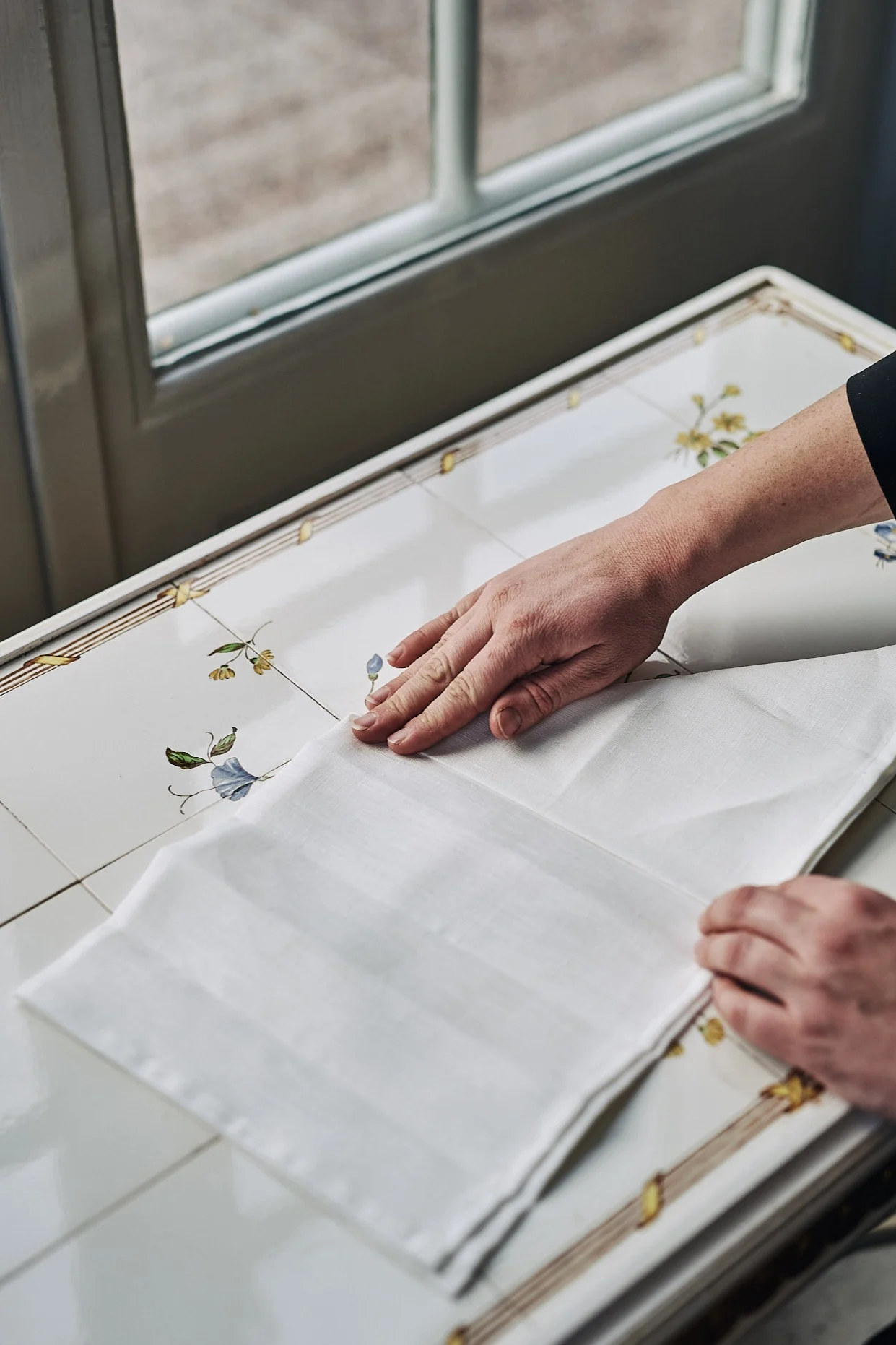 Trinn to i å brette servietten i form av et seil.