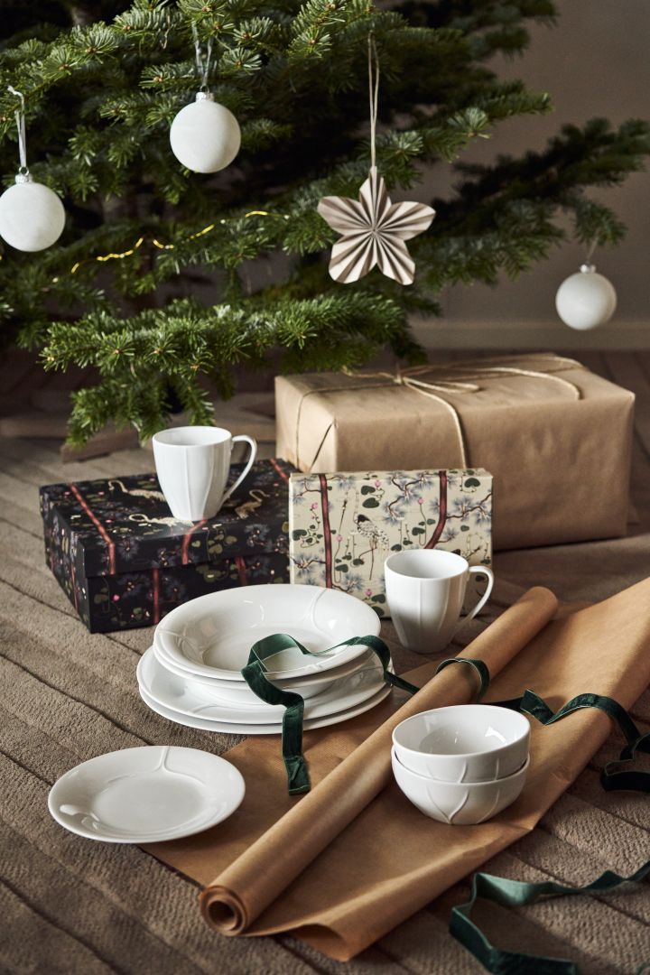 Gi bort nordisk design denne julen. Her ser du et gavesett som inneholder serviset Rörstrand Pli Blanc.