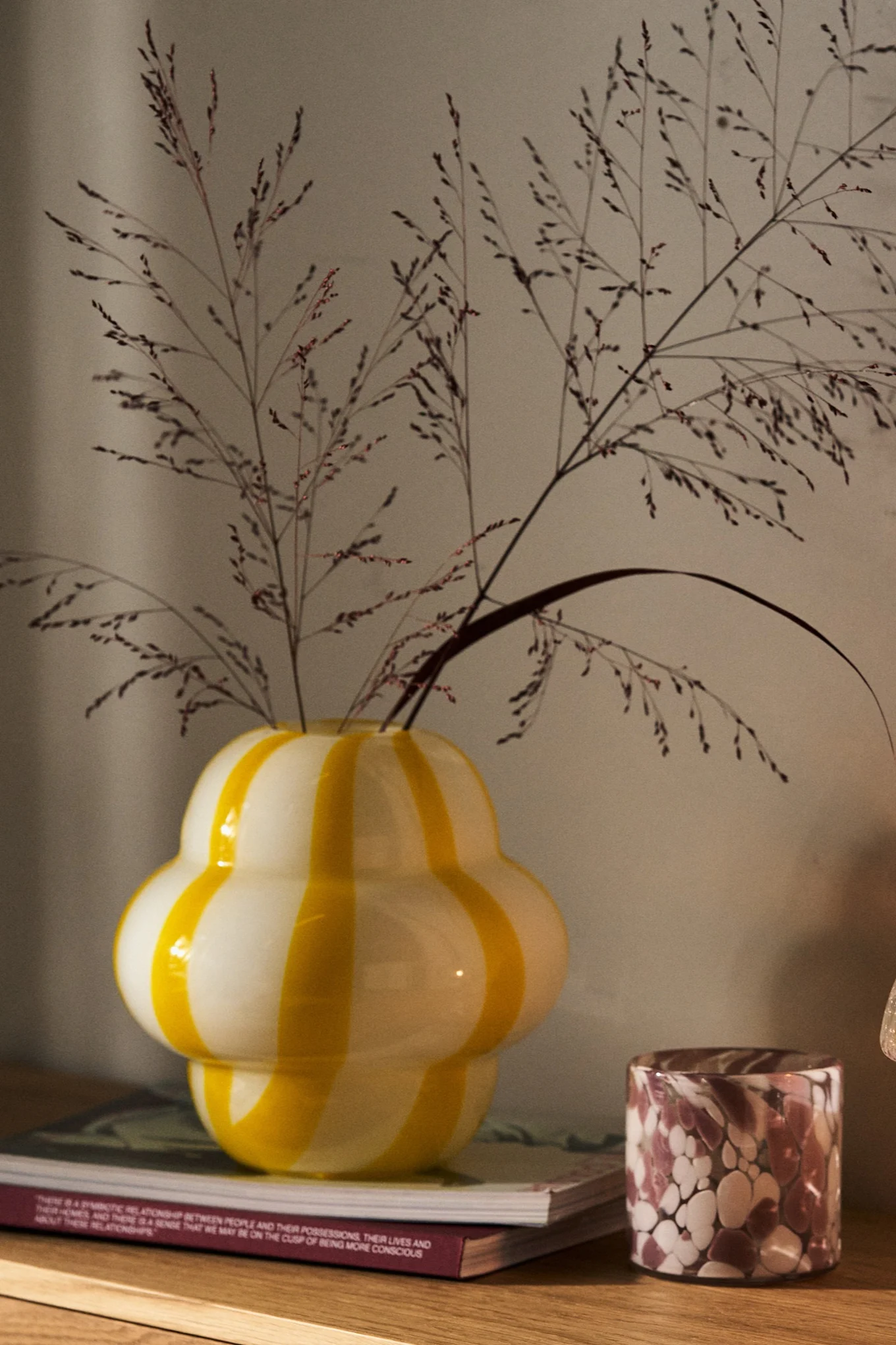 Et fint julegavetips er Curlie-vasen fra BYON i hvitt med gule striper – lekent og stilrent på samme tid.
