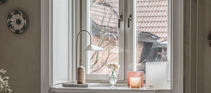 Pynt i vinduskarmen - inspirasjon hjemme hos @hannesmauritzson der Arum bordlampe fra ferm LIVING og Calore lyslykter fra Byon skaper en innbydende følelse.