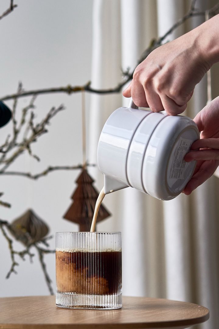 Server en enkel juledrink med kaffe og pisket krem ​​toppet med en knust polkagris som garnityr i et Ripe glass fra Muubs. 