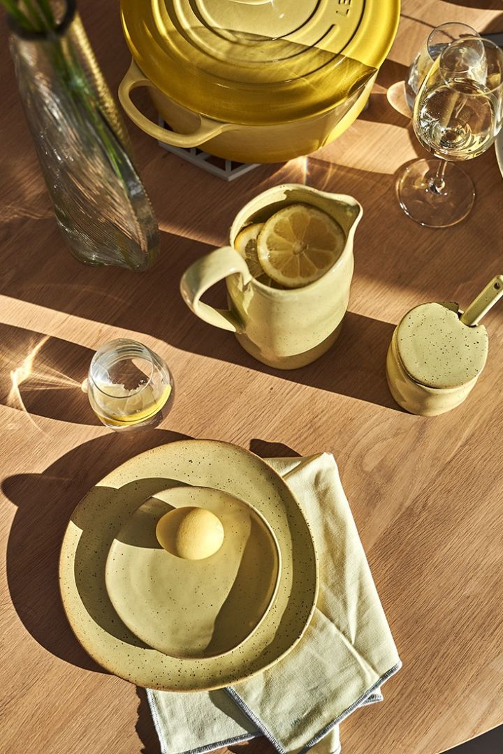 Et gult påskebord med rustikk, gulflekket servise fra Ferm Living.