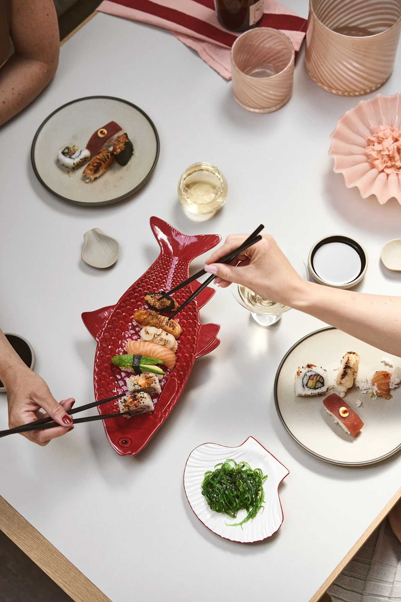 Kirsebærrødt er en av de store innen fargetrender 2025, enda bedre når det kombineres med rustoransje. Her ser du Byon Fish-tallerkenen og Lori-bollen i disse trendy nyansene.