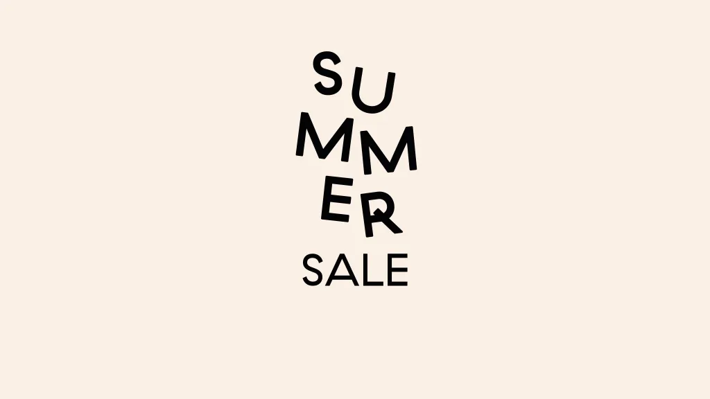 Teksten "SUMMER SALE", der "SUMMER" er stablet vertikalt og skjevt, og "SALE" er under.