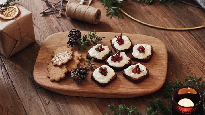 Myke pepperkaker med frosting serveres på et skjærebrett – en søt juleoppskrift å prøve denne julen.