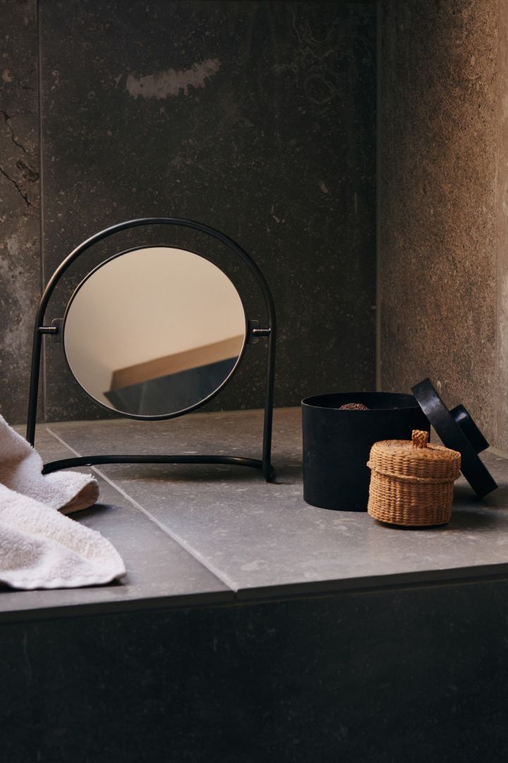Innred med speil for et luksuriøst hjem - her er bordspeilet Nimbus fra Menu med en elegant form som gir hjemmet ditt et mer luksuriøst preg.