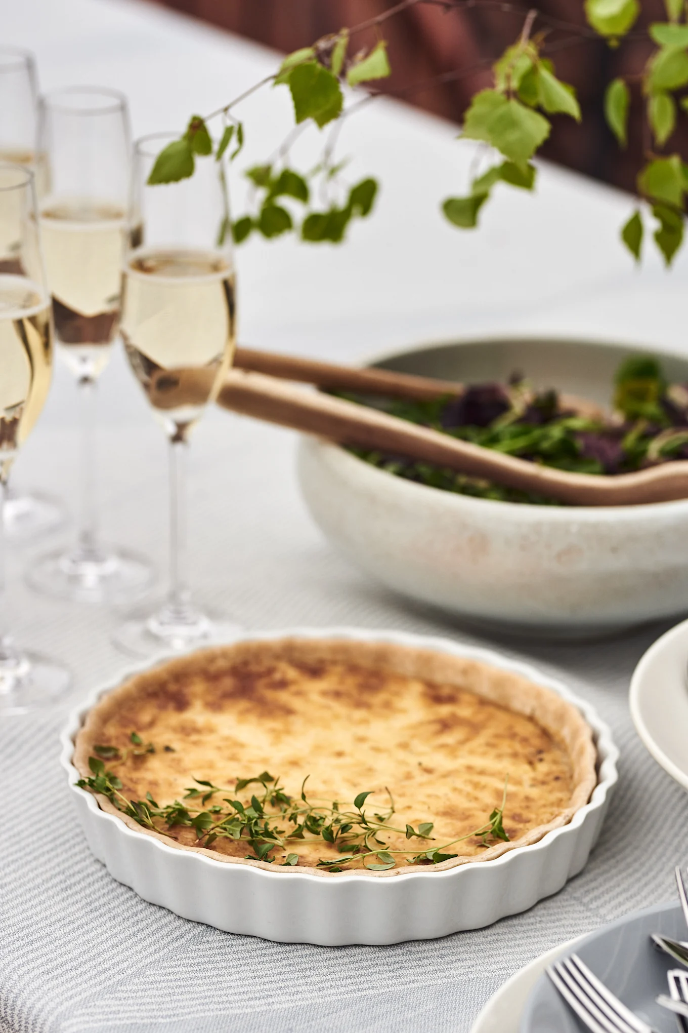 Server en klassisk Västerbottenpai til gjestene dine - perfekt tips for enkel og skikkelig god buffémat til det svenske krepselaget!