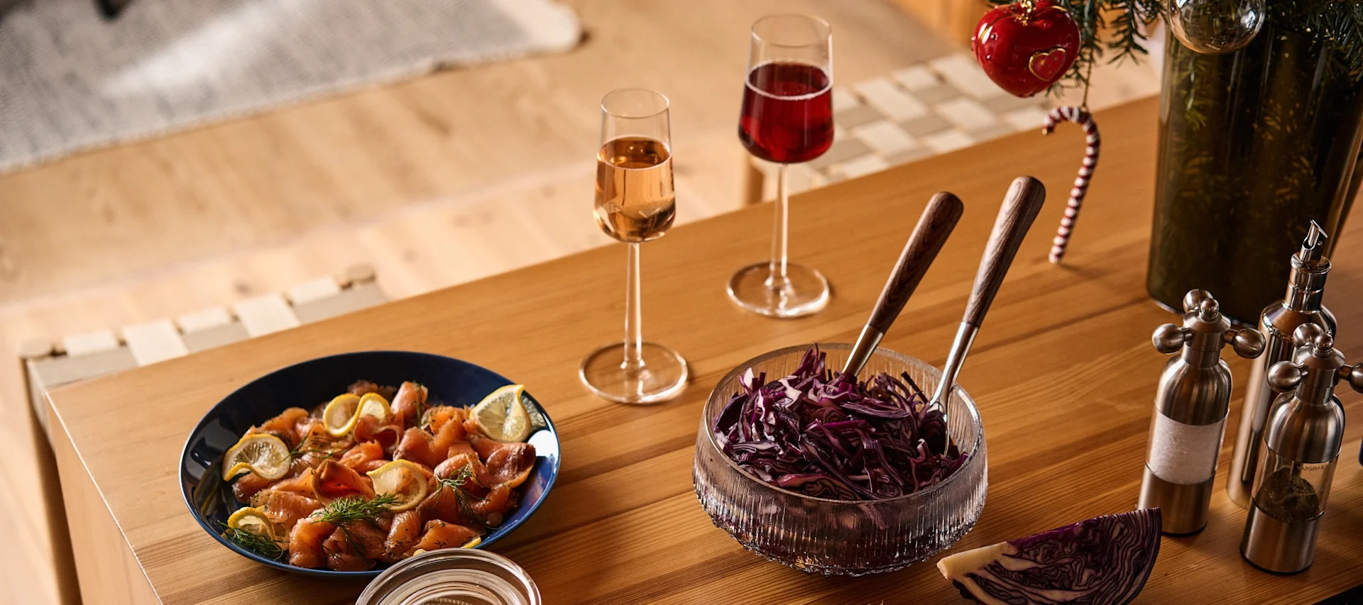 Feir jul med venner rundt et julepyntet bord.