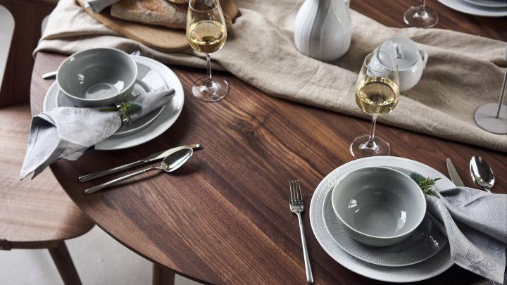 Et festlig bord med Swedish Grace-porselen i hvitt og grått med linseservietter fra Rörstrand og hvitvinsglass fra Scandi Living.