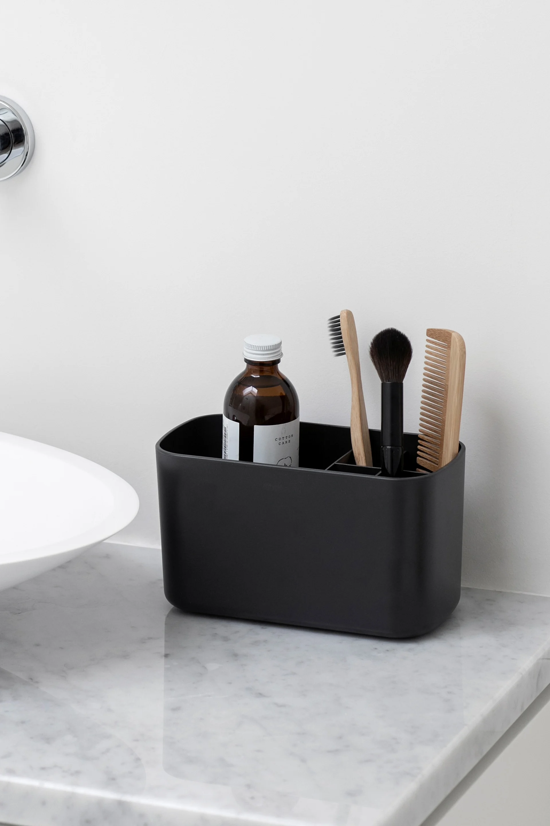 Brabantia ReNew servantorganisering er en smart detalj å innrede lite bad med for å skape mer orden ved vasken.