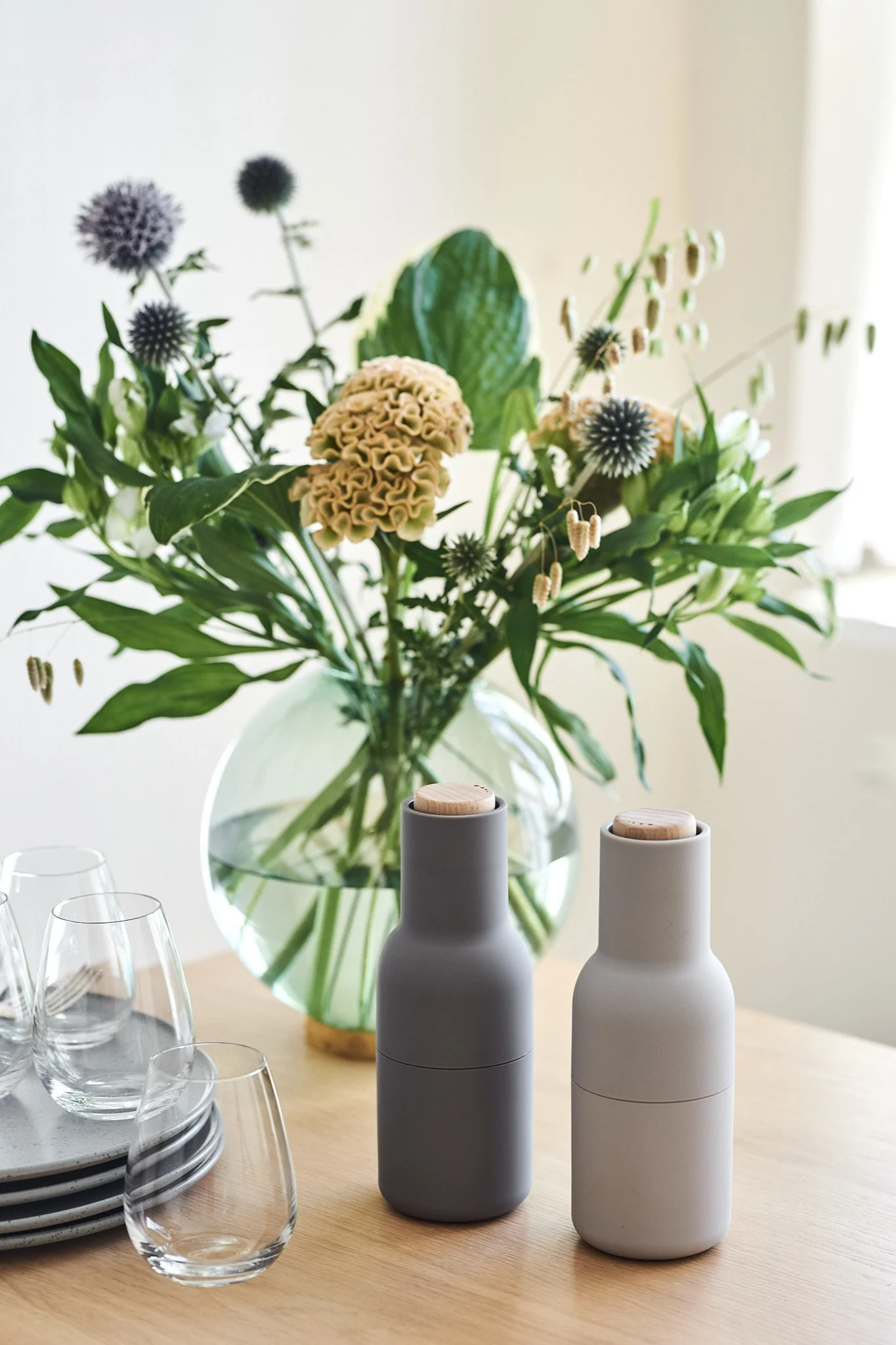 Gi bort en tidløs designgave til matelskeren i form av disse grå krydderkvernene fra Menu.