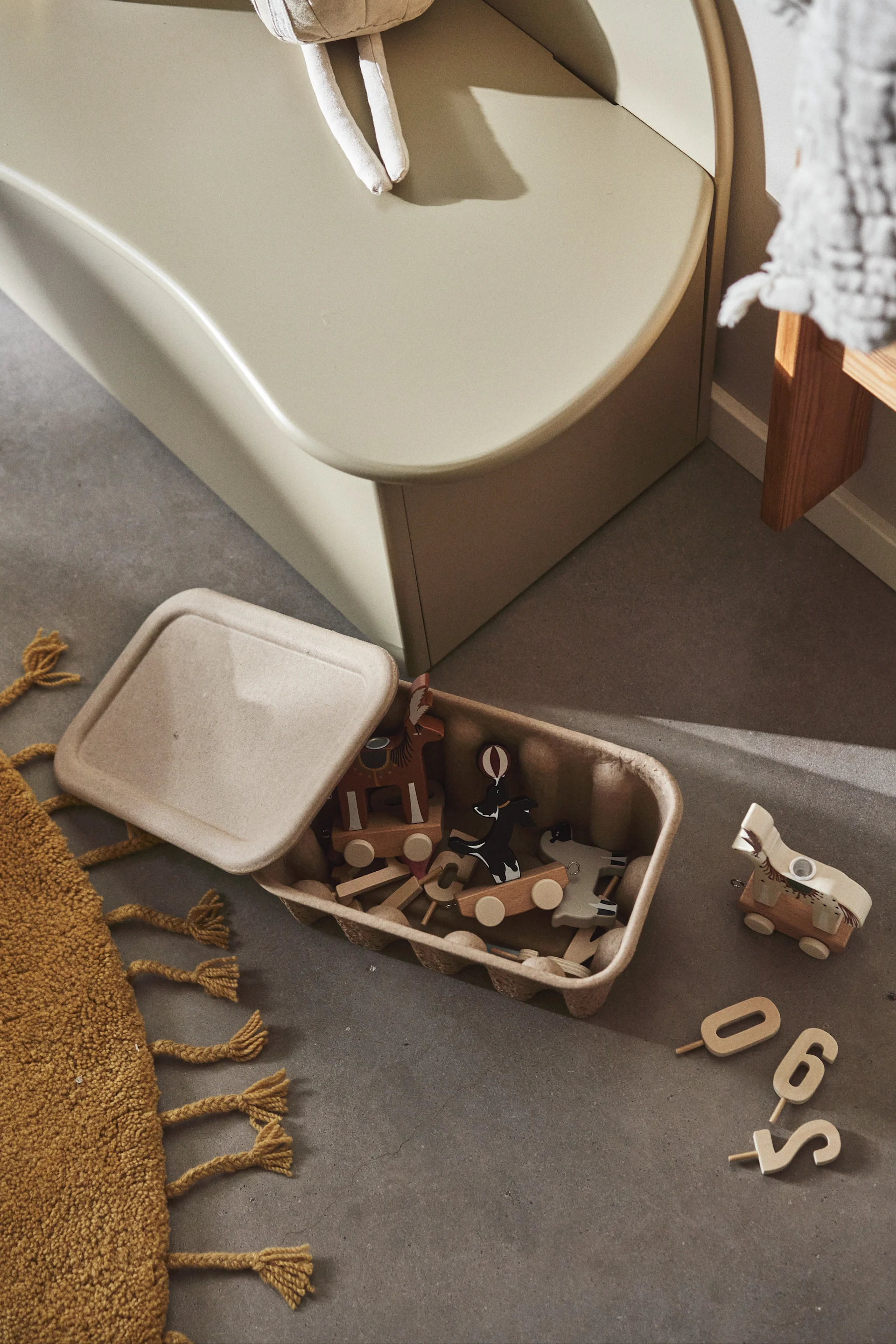 God oppbevaring er alfa og omega i et barnerom, og man kan sjelden få for mye av det. Her ser du Ferm Living oppbevaringsbokser i papp med tilhørende lokk, perfekt for klosser, figurer eller hobbyartikler.