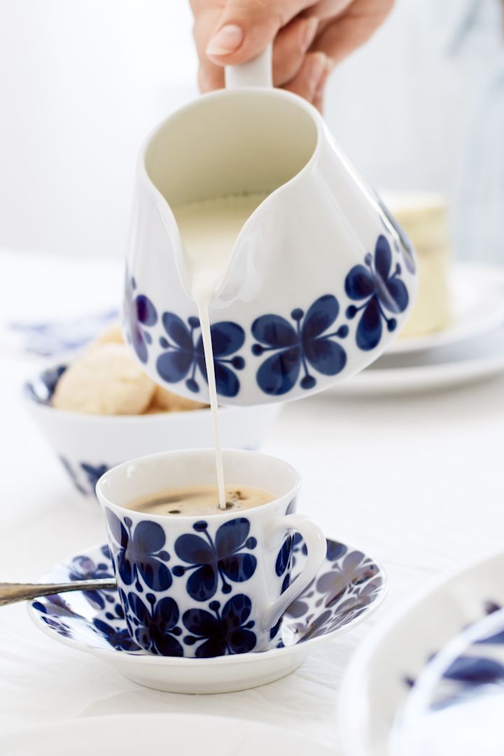 Kaffekopper fra Rörstrand er en svensk klassiker – spesielt den blå og hvite Mon Amie-kolleksjonen, som her vises på et bord.
