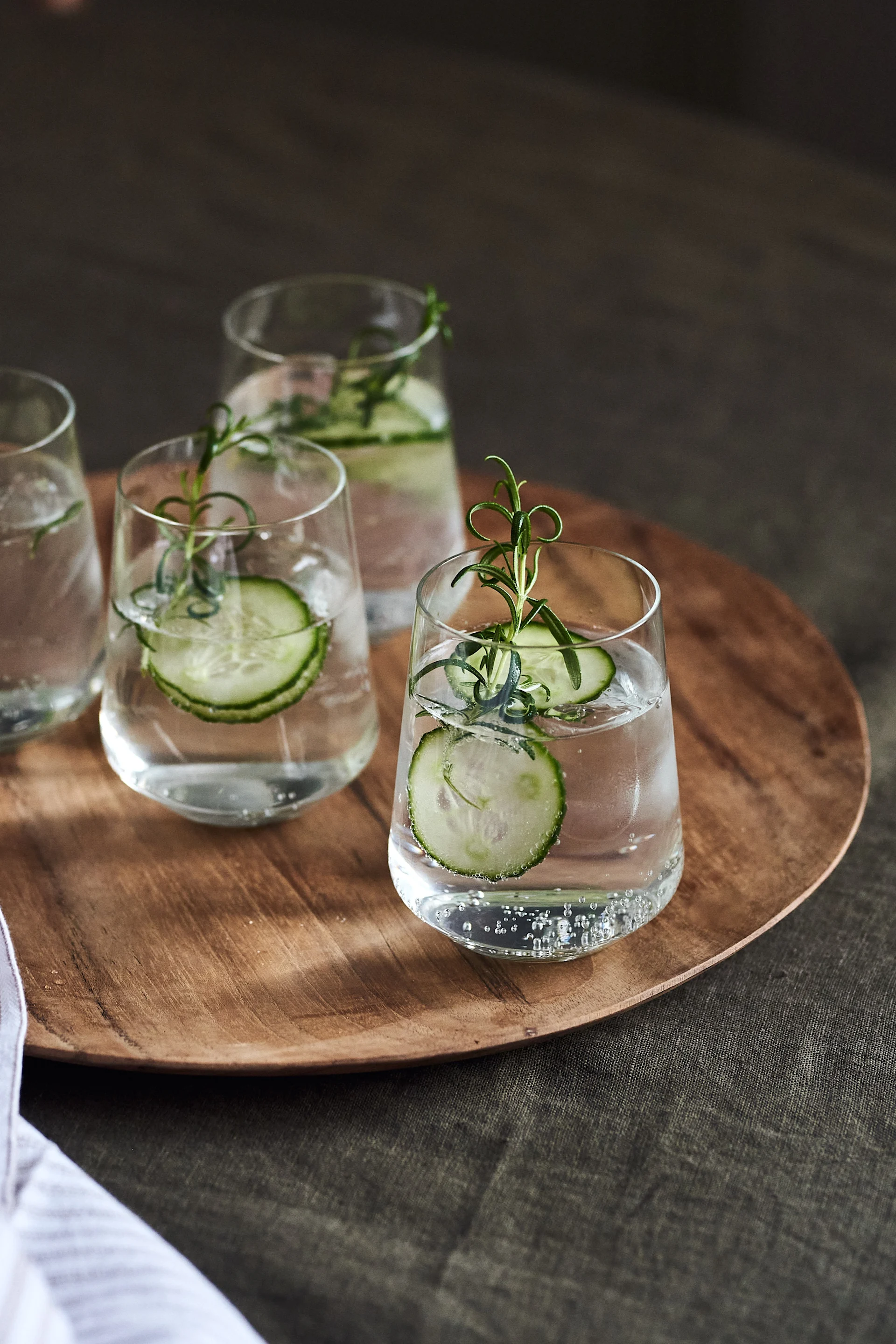 4 festlige & enkle drinker til nyttår - her siles en hyllebærdrikk gjennom en Dorre Art drinksil fra en Dorre Bora Boston shaker i et Essence Cocktailglass fra Iittala.