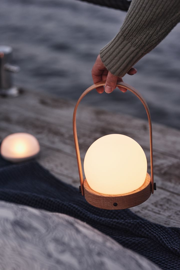Et smart tips til det svenske krepselaget er å pynte bordet med bærbar belysning som den bærbare lampen Carrie fra Menu i stedet for stearinlys.