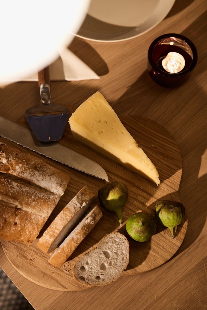 Nystekt brød, fiken og ost står på Alvar Aalto-brettet i tre fra Iittala som en del av julefeiringen.