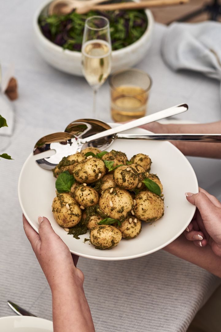 Et festlig og godt tips til det svenske krepselaget er å koke en potetsalat med pesto og servere på et serveringsfat fra ERNST.