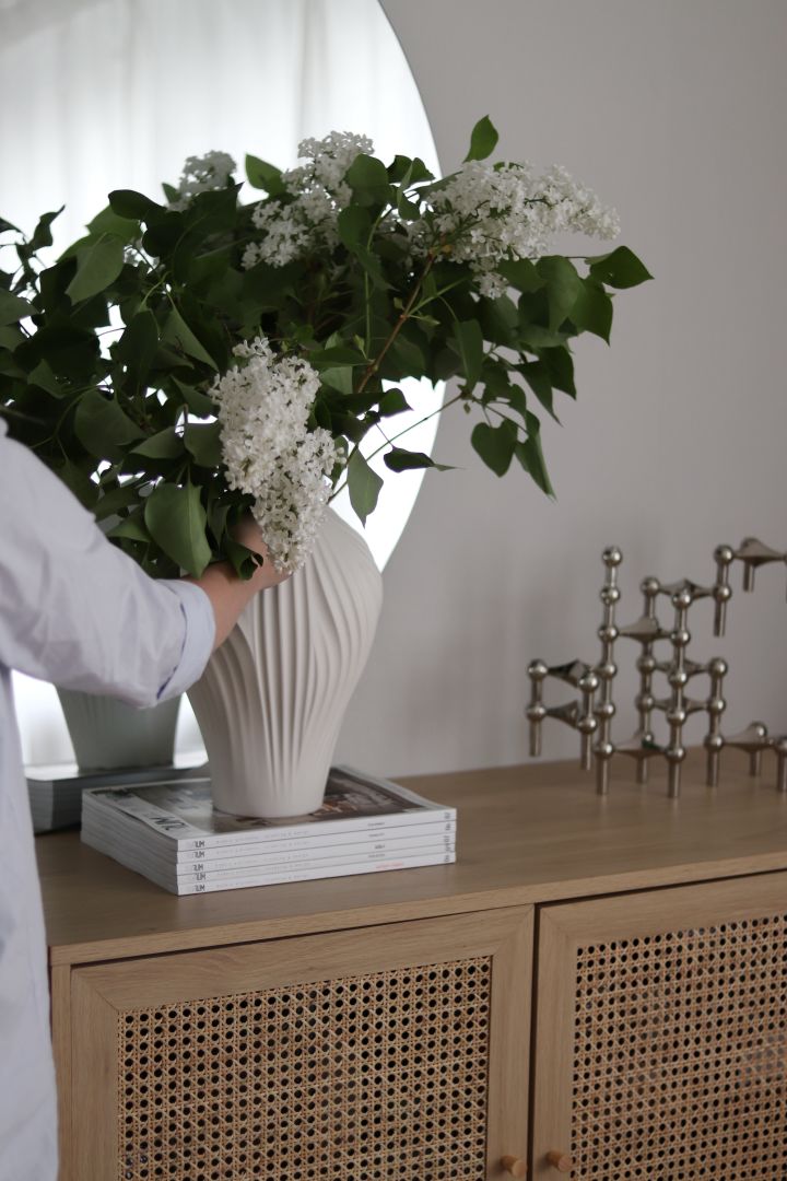 Neste tips er å dekorere en liten entre med Anna vasen fra Swedese med friske blomster i for å skape en innbydende følelse. Foto: @hemmahosfalk