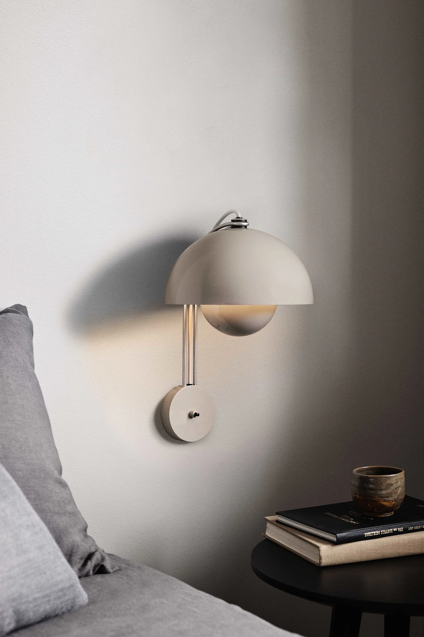 Tips for å innrede soverom med hotellfølelse – pynt med vegglamper! Her Flowerpot VP8 i beige nyanse.