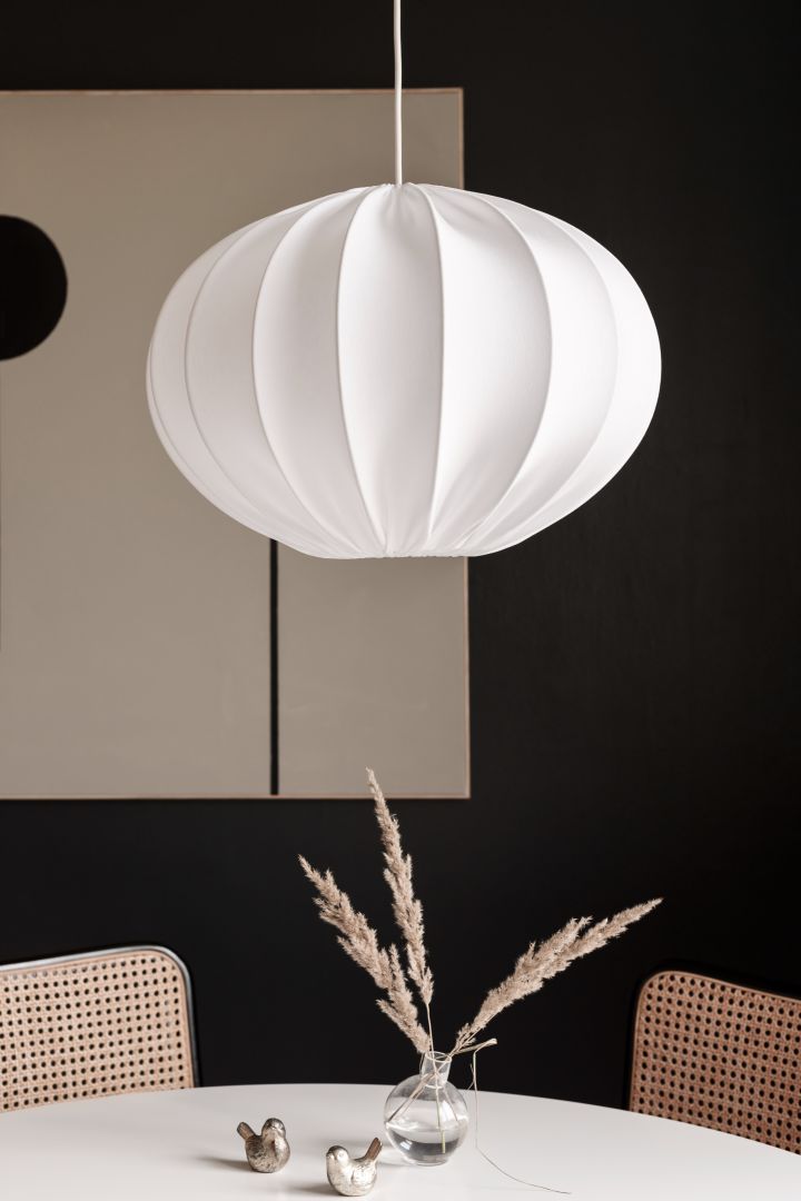 Forny hjemmet ditt med moderne pendelbelysning - her ser du Boll taklampe fra Watt & Veke i hvitt over spisebordet.