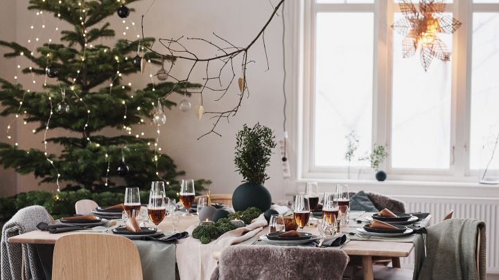 En grønn borddekking til jul som henter inspirasjon fra naturen med pynt som grønnkål på bordet.
