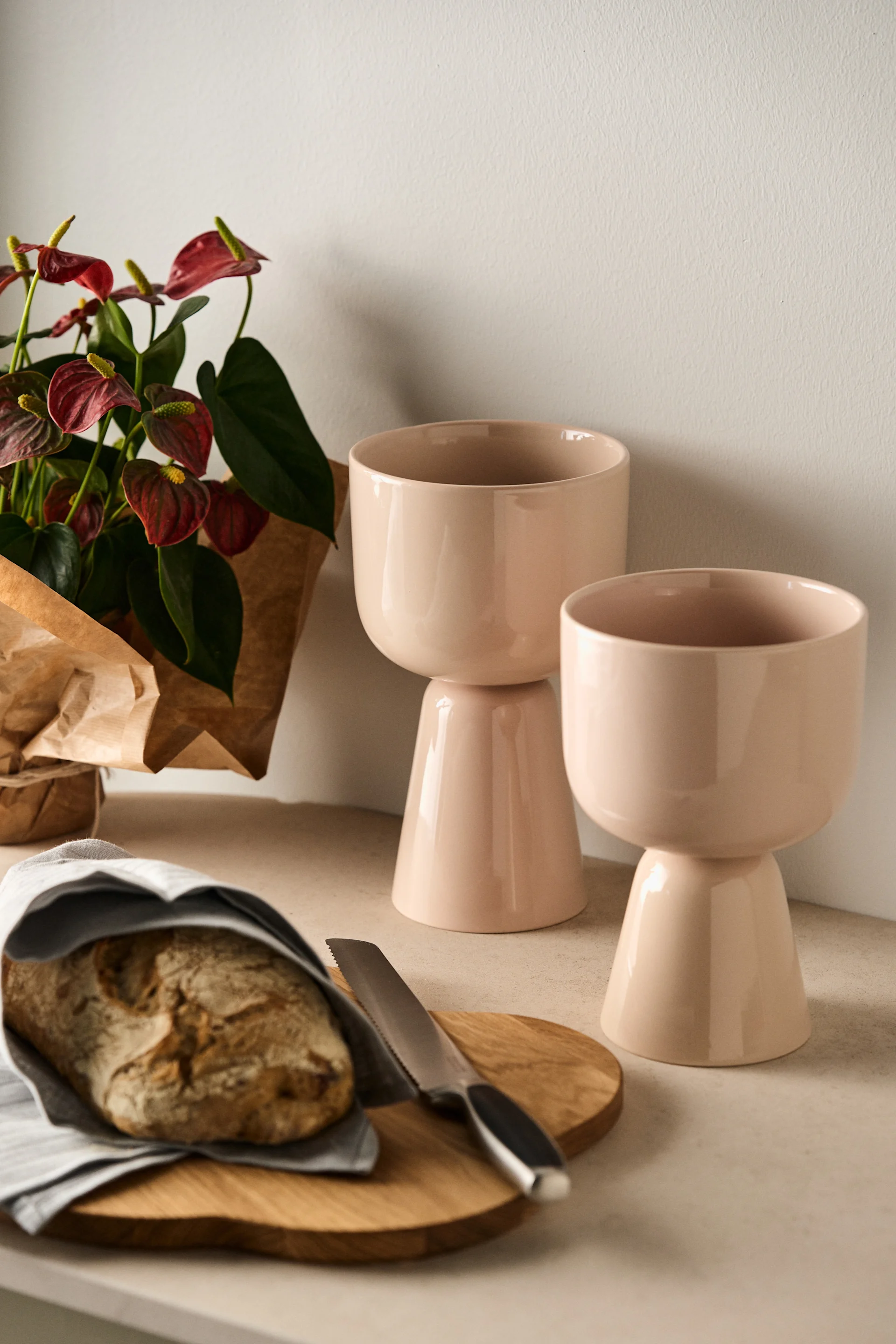 Kreative gaveideer til innflyttingfesten - her ser du Nappula-blomsterpotter fra Iittala og Royal brødkniv med Alvar Aalto-brettet.