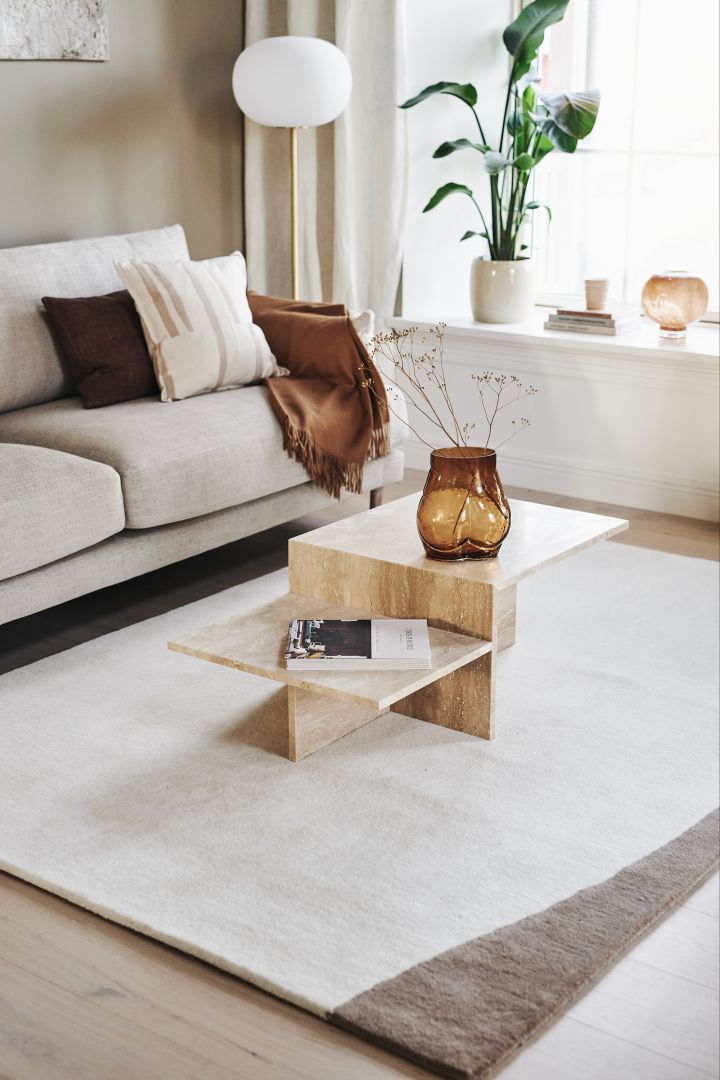 Innred med tepper – stue – her ser du Flow ullteppe fra Scandi Living i hvit-beige. 