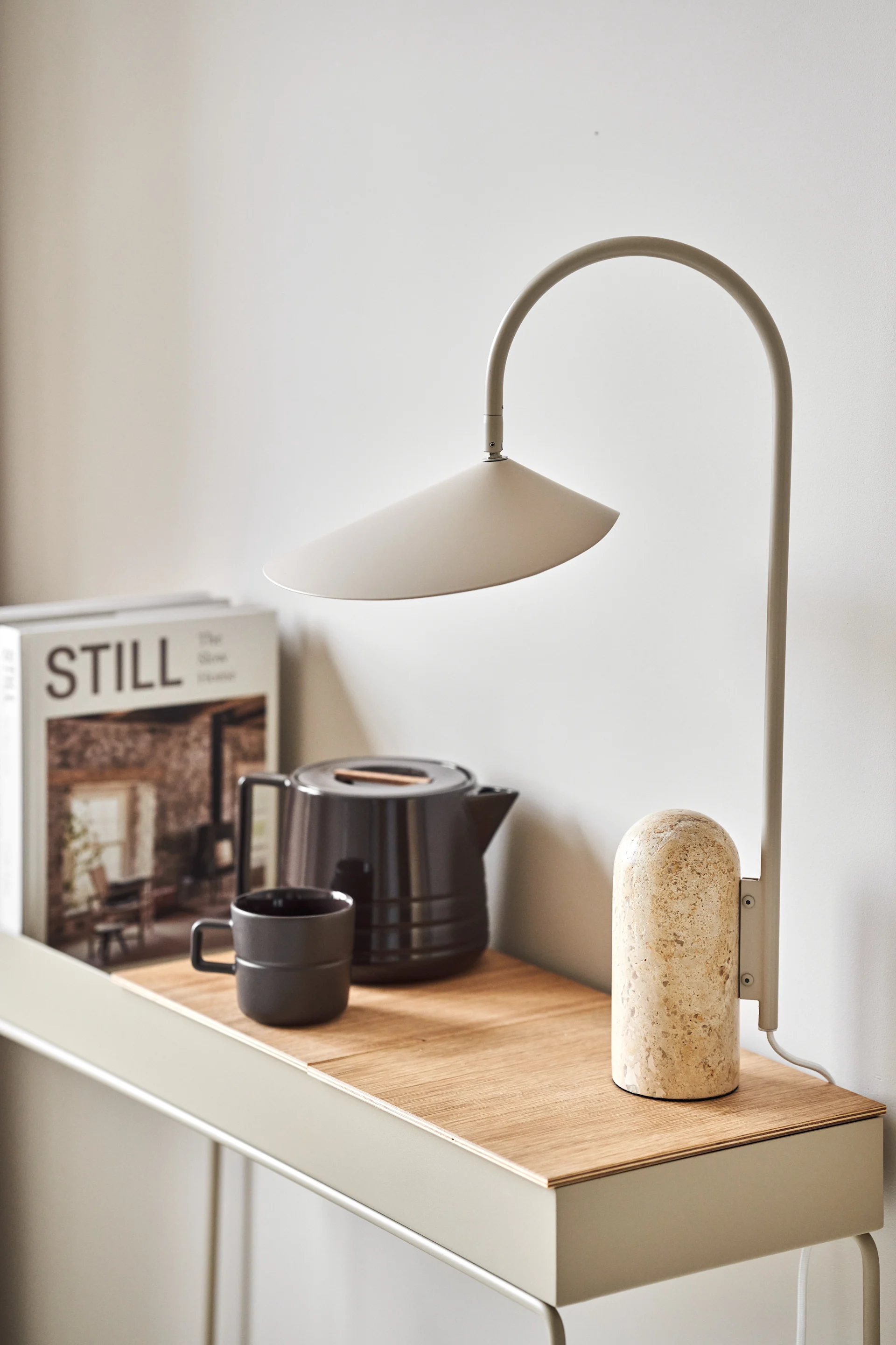 Designlamper: Den beige Arum-bordlampen fra ferm LIVING står på en dekorert Plant Box.