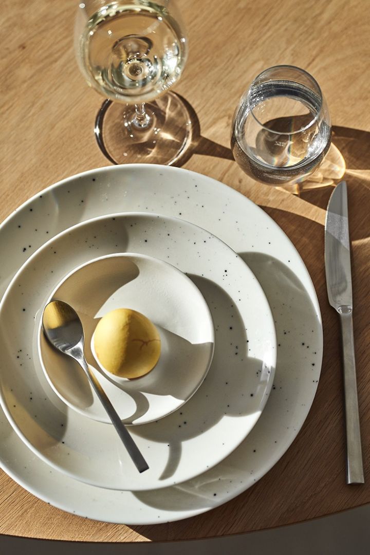 Et enkelt påskebord med rustikk servise fra Scandi Living og eggeglass fra By On.