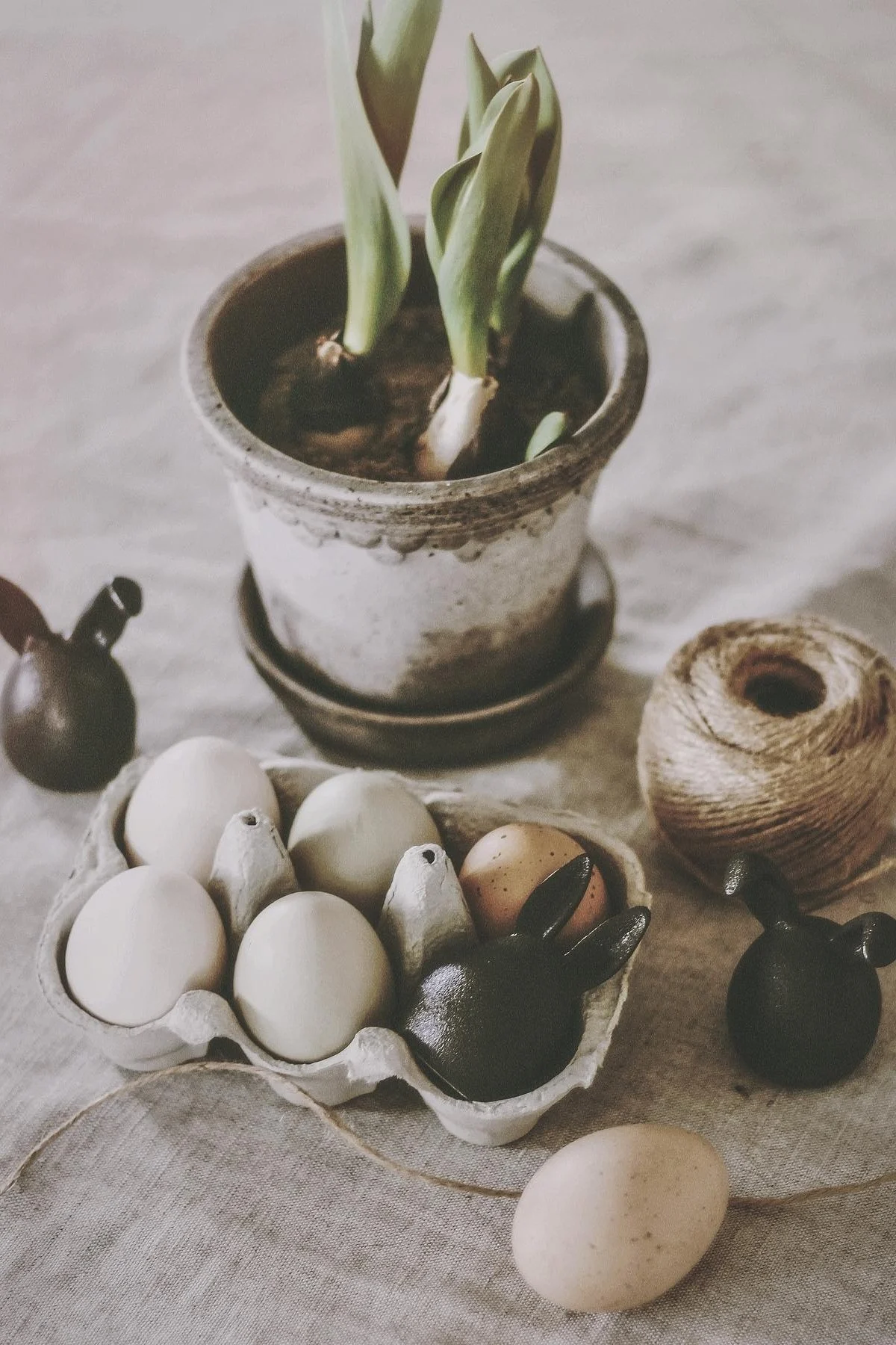 Påskepynt:Pynt stilfullt til påske med Triplets påskeharer i 3-pakning i fargen Cast Iron fra DBKD.