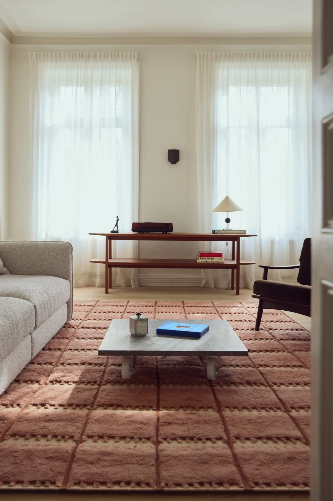 Leiretoner er blant fargetrender interiør 2026 – noe som også gjenspeiles i dette teppet fra Layered.
