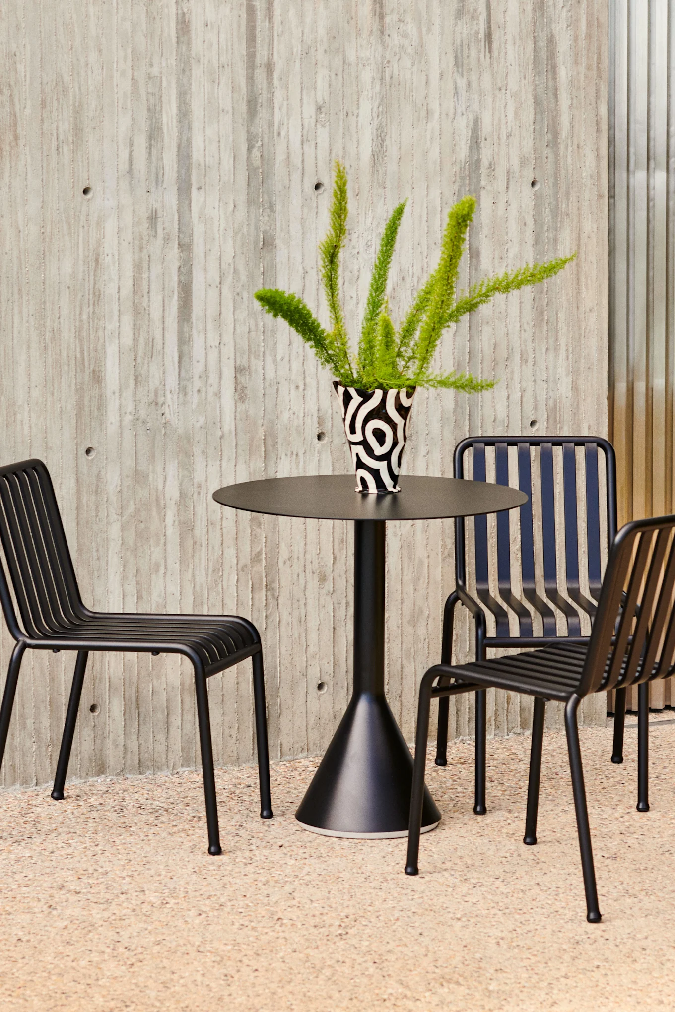 Her ser du Palissade bord og stol fra HAY.